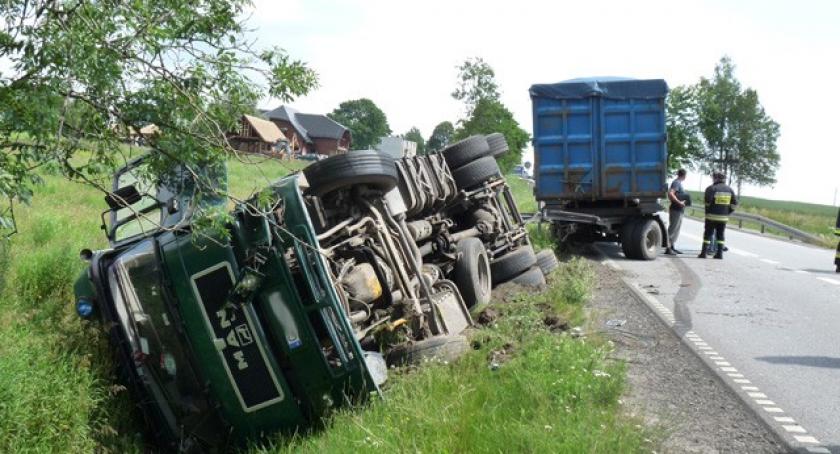 Wypadek na krajowej 20-tce. Ciężarówka najechała na opla