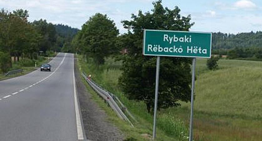 Somonino. Przy drogach stanęły polsko-kaszubskie znaki
