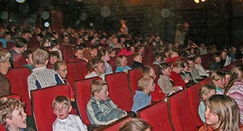 Wyjazd do teatru dzieci ze świetlic socjoterapeutycznych