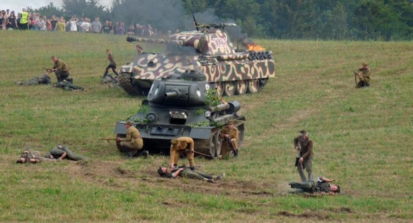 Tłumy na pancernej bitwie w Tokarach. T-34 walczyły z Panterą