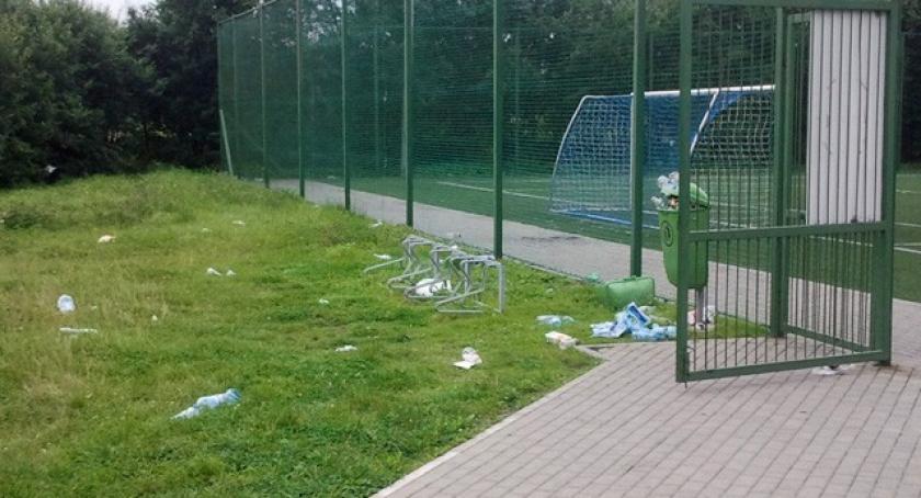 Kartuzy. Śmietnisko w Skate Parku