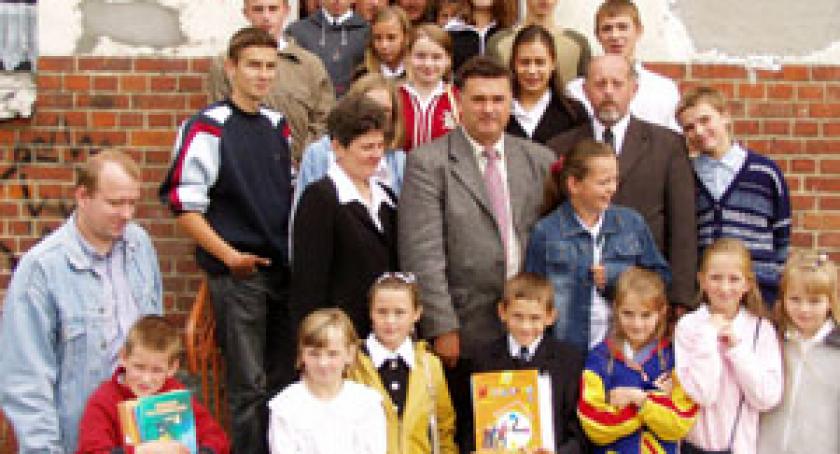 „Autostrada wiedzy”. Inauguracja roku szkolnego 2004/2005