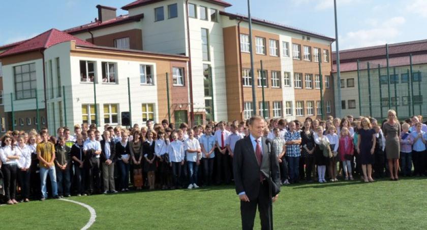 Sulęczyno. Premier Tusk na otwarciu nowej szkoły