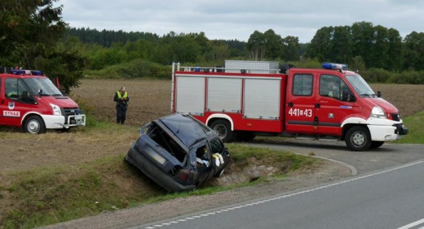 Leźno. Golf dachował na krajowej siódemce