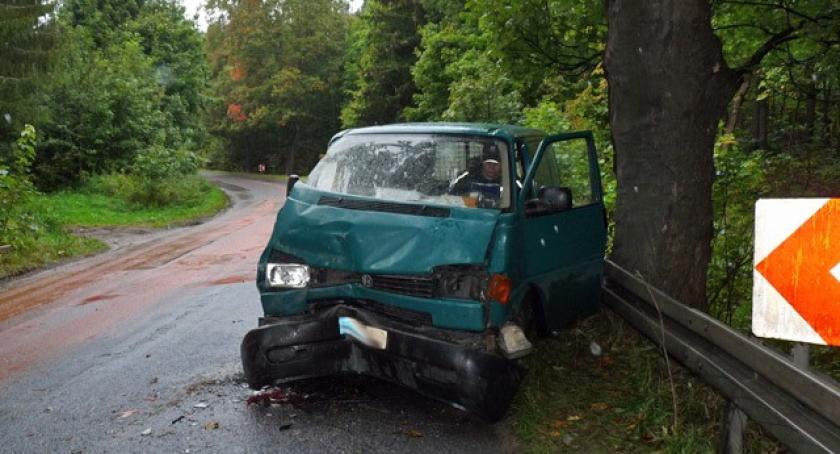 Kczewo. Olej na jezdni - dwa auta rozbite