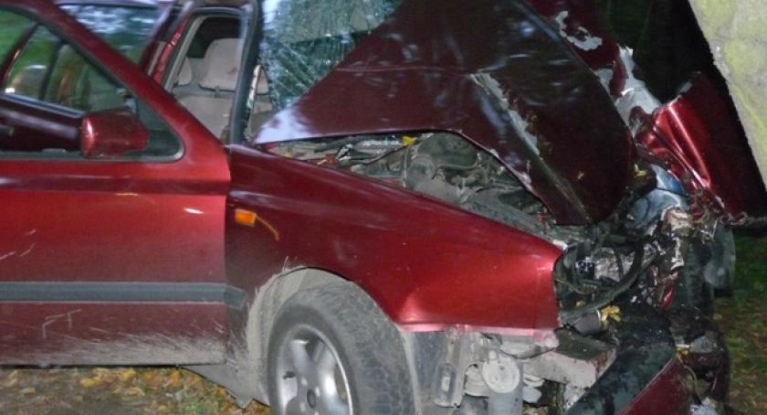 Leźno. Volkswagenem w drzewo. Dwie osoby poważnie ranne w wypadku