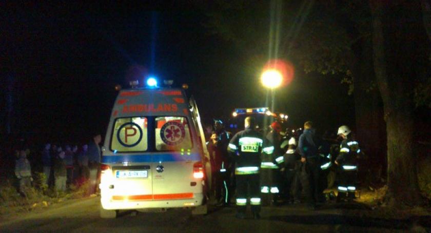 Gowidlino. Opel uderzył w drzewo. Trzy osoby ranne, w tym 12-latek