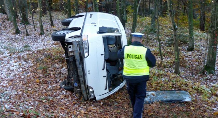 Bus wypadł z drogi na trasie Kartuzy-Dzierżążno