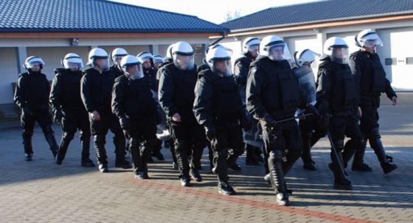 Kartuzy. Policjanci ćwiczyli formowanie szyków