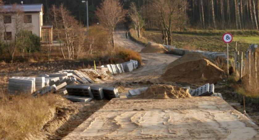 Chwaszczyno. Położyli płyty i wycieli krzewy