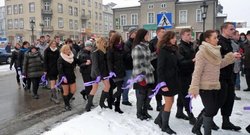 Kartuzy. Maturzyści odtańczyli poloneza na Rynku