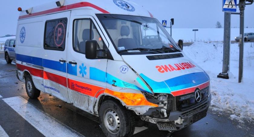 Miszewo. Zderzenie ambulansu z osobówką