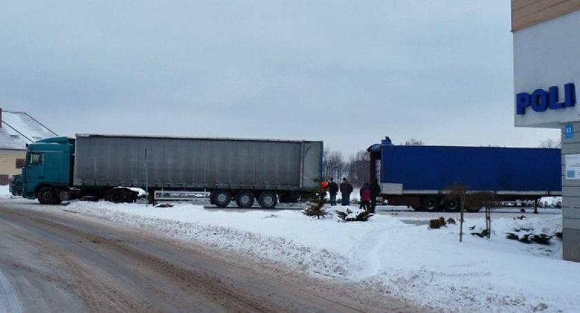 Kartuzy. Czekoladową zawartość naczepy sprzed komendy wywieziono z miasta