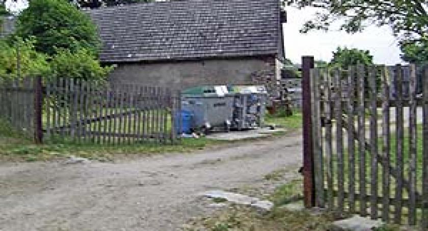Mieszkańcy Krzesznej toną w śmieciach. Śmietnik na prywatnej posesji