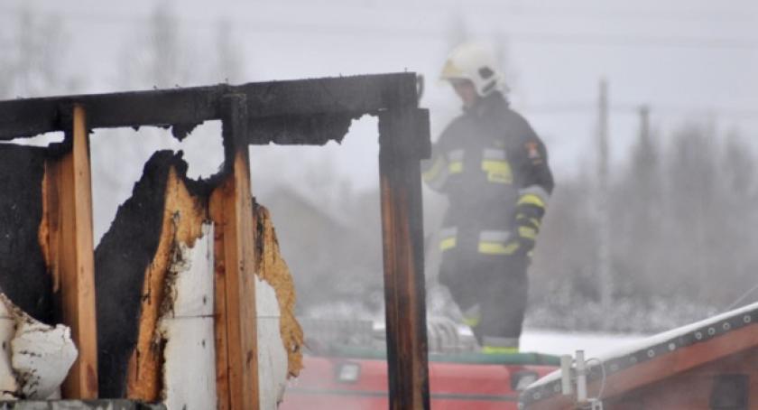 Pępowo. Pożar na terenie auto komisu