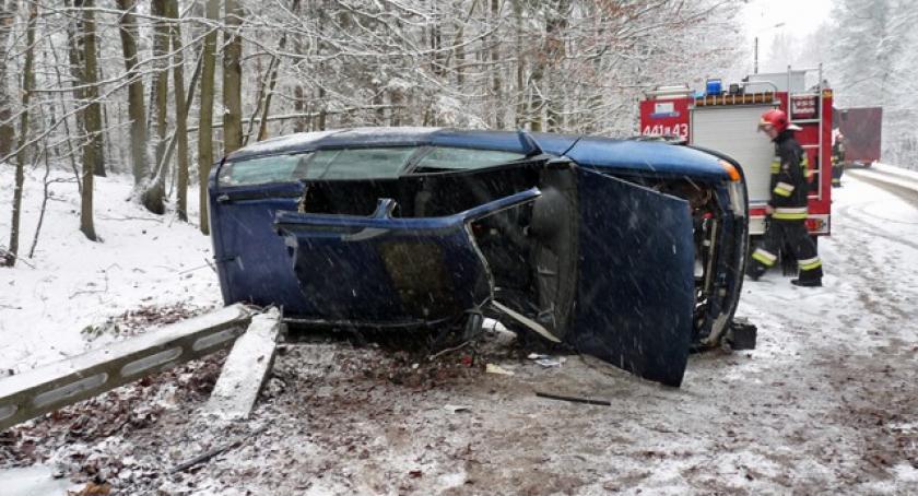 Grzybno. Opel rozbił się na słupie energetycznym