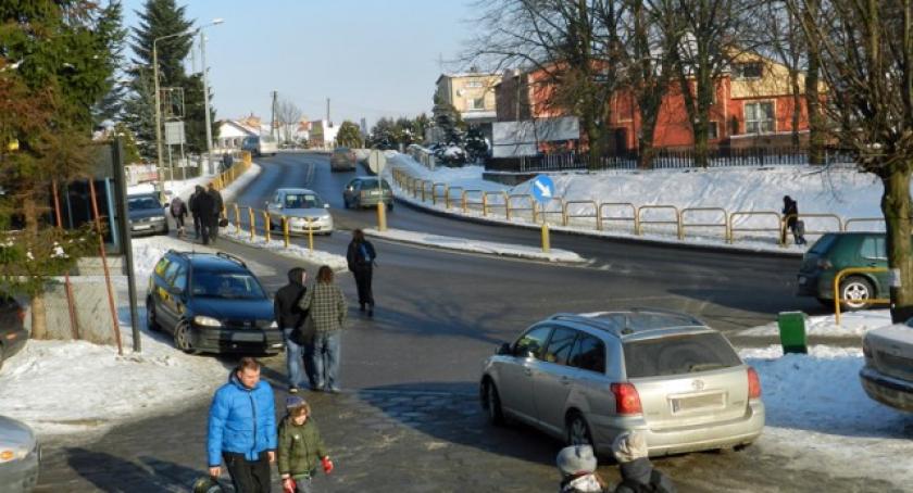 Żukowo. Kołomyja na wjeździe do szkoły