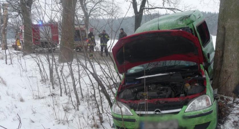 Dubowo. Opel uderzył w drzewo