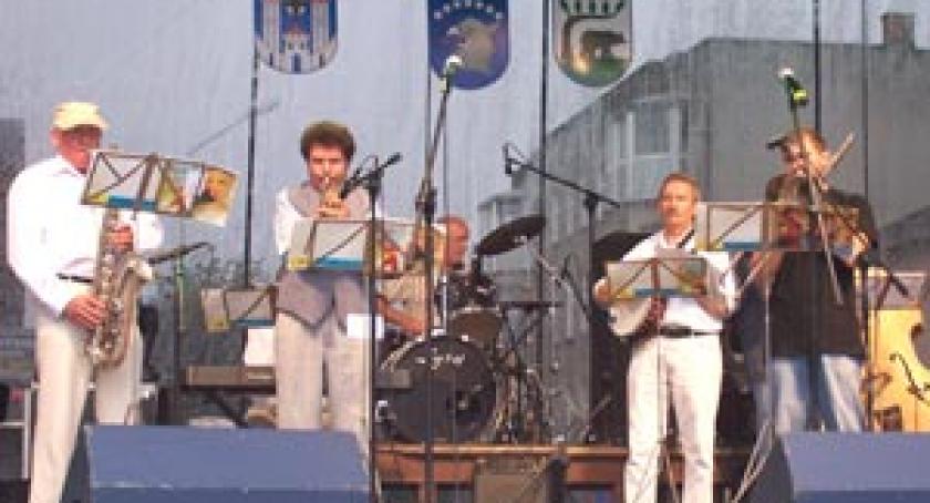 Prezentacja trzech miast na rynku. Dobra zabawa w deszczu