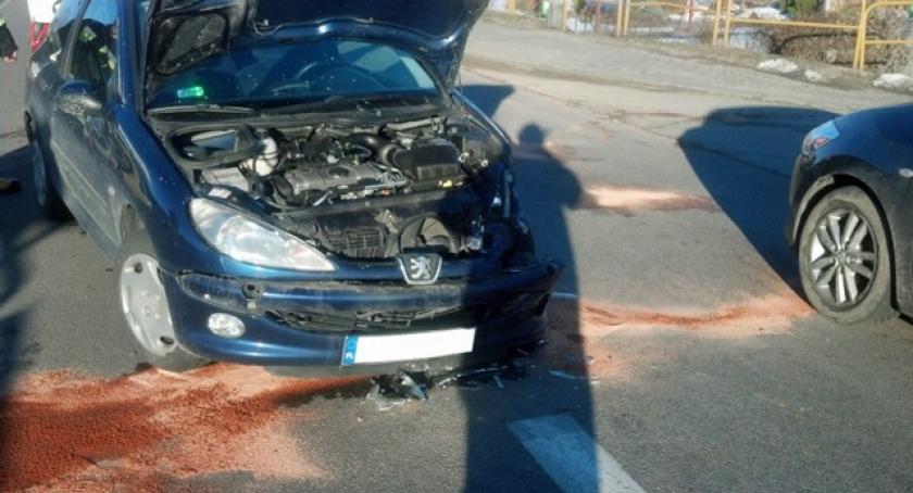 Chwaszczyno. Zderzenie peugeota z seatem