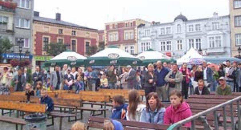 Kartuzy za biedne na własną scenę i dach. Publiczność moknie