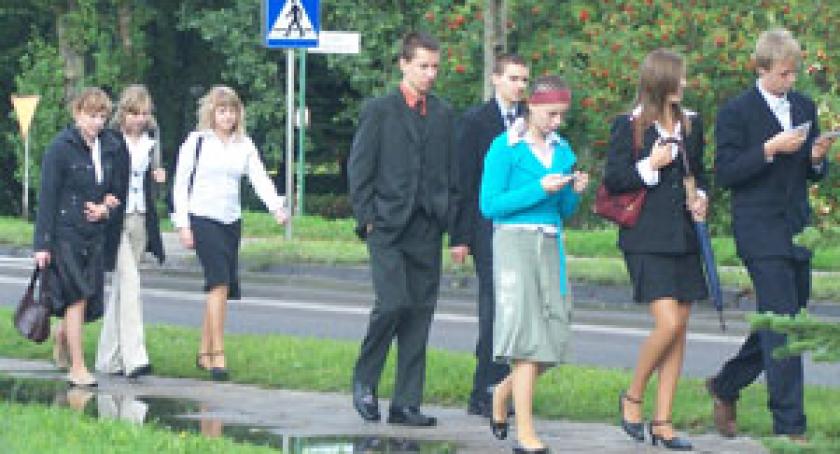 Połowa młodych wyjedzie? Co drugi się zastanawia...
