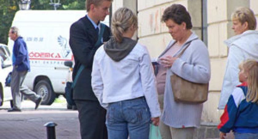 Promocja czy wciskanie kitu? Uliczni sprzedawcy w Kartuzach