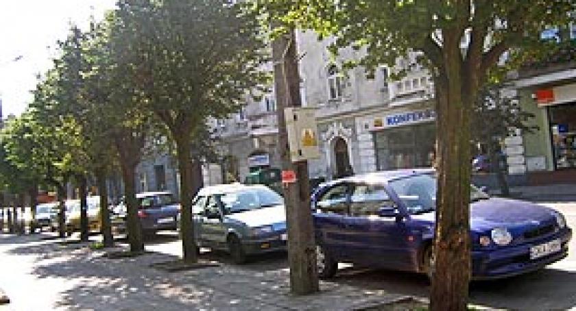 Będzie zatoka dla aut na Parkowej. Likwidują  zieleń, budują parking
