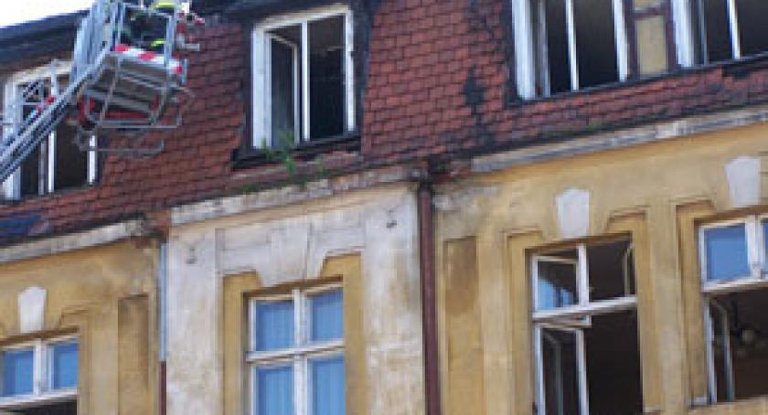 Spaliło się poddasze przy deptaku. Pożar w środku nocy
