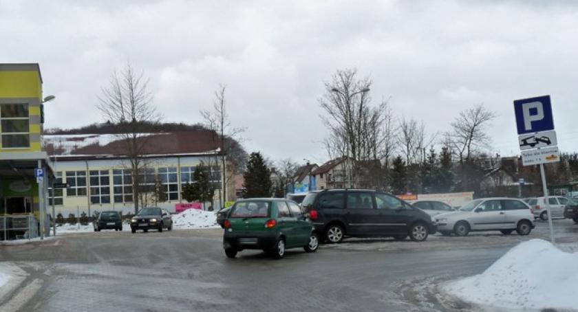 Kartuzy. Parkingowa samowolka przed hipermarketami