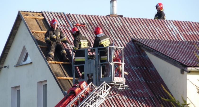 Egiertowo. Pożar dachu domu mieszkalnego 
