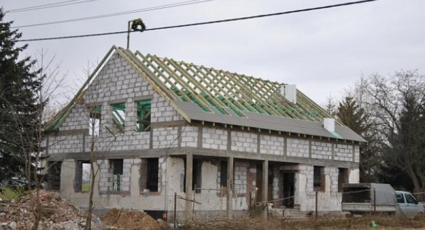 Łączyńska Huta. Zawisła wiecha na przyszłym przedszkolu 