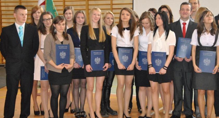 Absolwenci szkół ponadgimnazjalnych odebrali świadectwa