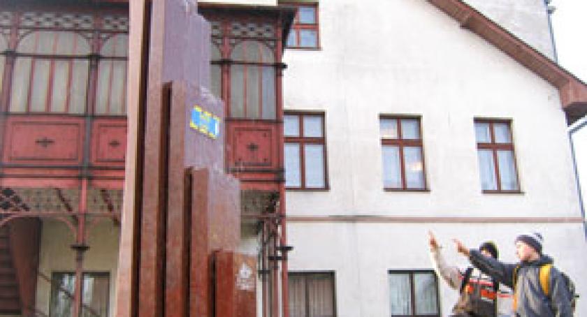 Tajemnicza woda na obelisku! Marmur zapłakał?