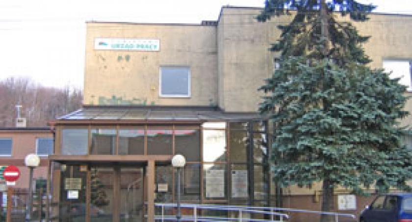 Zamiast legalnie - za granicą i na czarno. Bezrobocie mniejsze o jedną trzecią