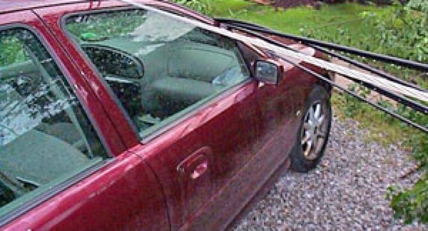 Auto zdmuchnięte z drogi. Wichura w porywach osiągała 130 km/h