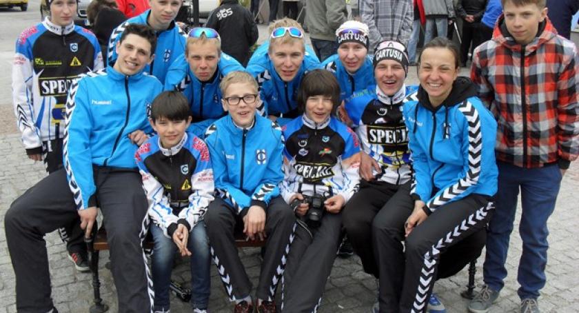 Kolarze Cartusii nie schodzą z podium