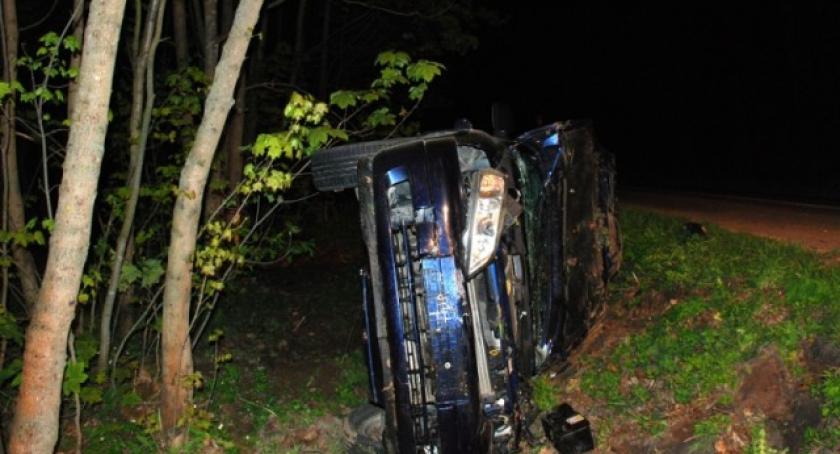 Leszno. Opel wypadł z drogi