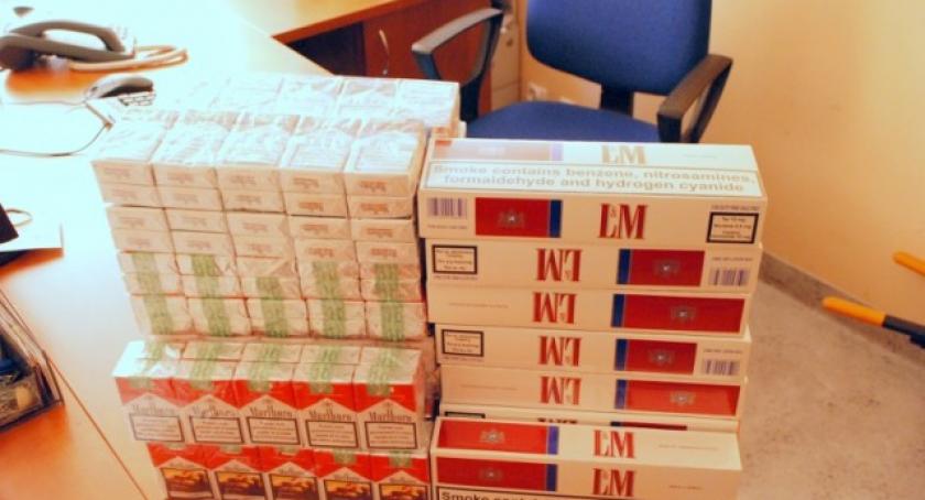 Kartuzy. Papierosy bez akcyzy i narkotyki w zatrzymanym aucie