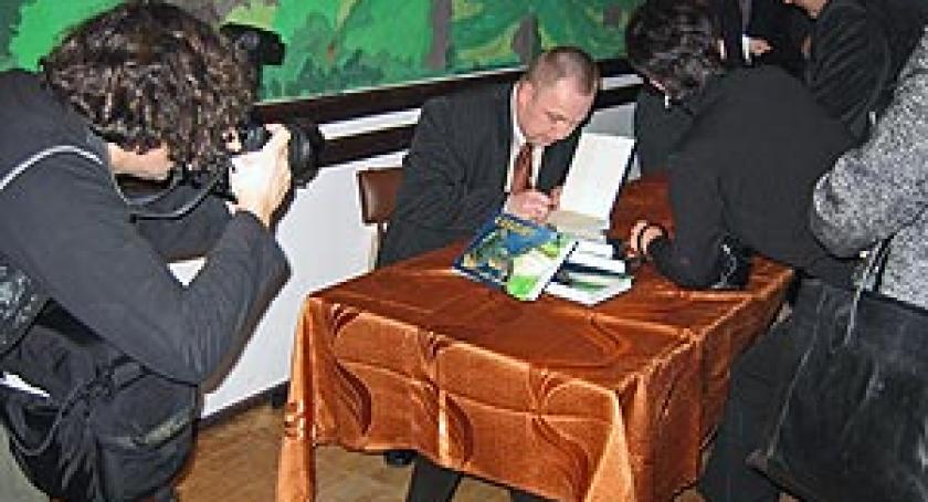 Artur, album i autografy. Latający policjant pokazał Kaszuby