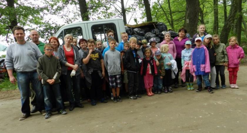 Tuchom. Posprzątali teren wokół jeziora