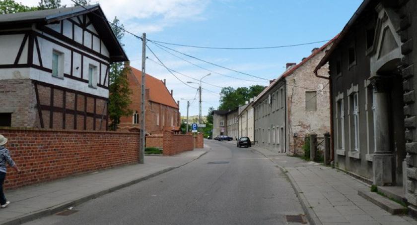 Kartuzy. Bruk na klasztornej aż od Strugi