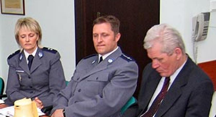 Tajniacy na ulicach powiatu. Policja zdejmuje mundury