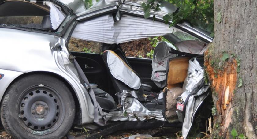Smętowo Chmieleńskie. Volvo rozbite na drzewie