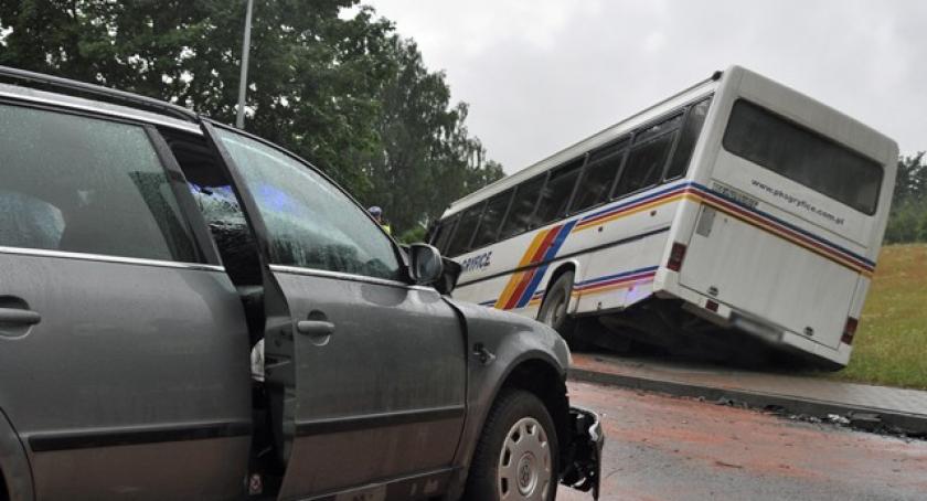 Borkowo. Czołowe zderzenie passata z autobusem