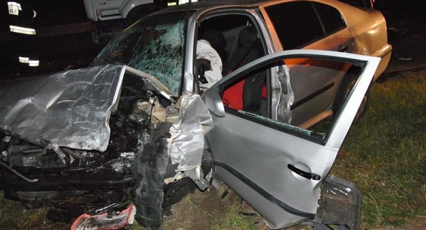 Sierakowice. Skoda otarła się o drzewo i uderzyła w ciężarówkę