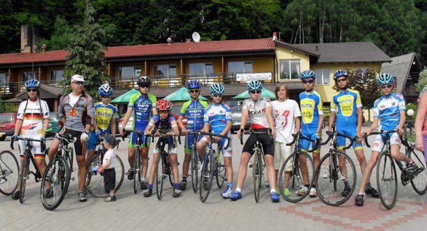 Kolarze szlifują formę w Ostrzycach