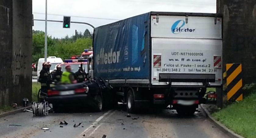 Borkowo. BMW wjechało pod ciężarówkę - kierowca zginął na miejscu