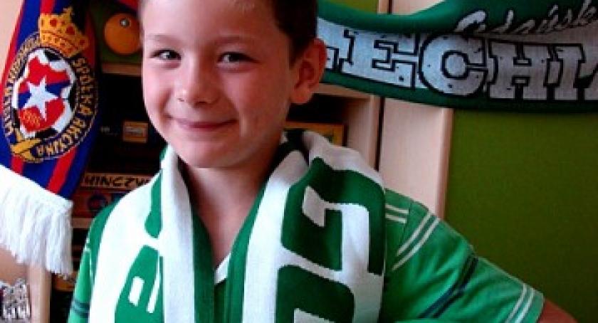 Łukasz z Żukowa ma szansę asystować piłkarzom Barcelony. Potrzebne są głosy