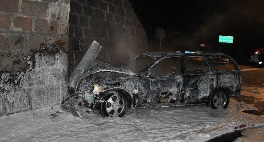 Sierakowice. Vectra sama uderzyła w wiadukt? Kierowca zapadł się pod ziemię